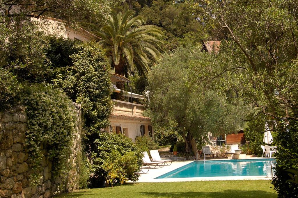 een huis met een zwembad in een tuin bij Chambre d'hôte Chez Dany - Mougins in Mougins