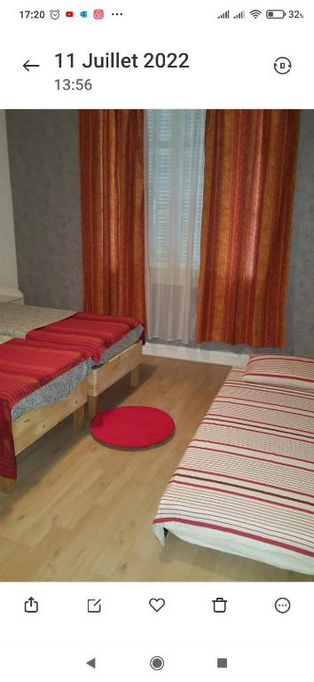 - une chambre avec 2 lits et un tapis rouge dans l'établissement Beau F3, rénové, calme, en plein centre de Nimes, à Nîmes