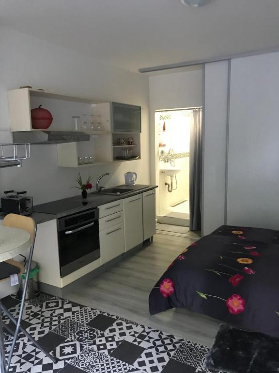 um quarto com uma cozinha e uma cama em Ivi em Svätý Jur