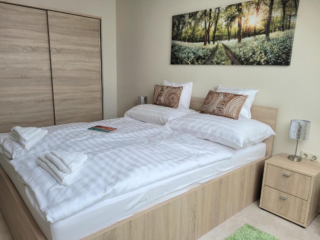A bed or beds in a room at Silver Lodge Vendégház Egerszalók