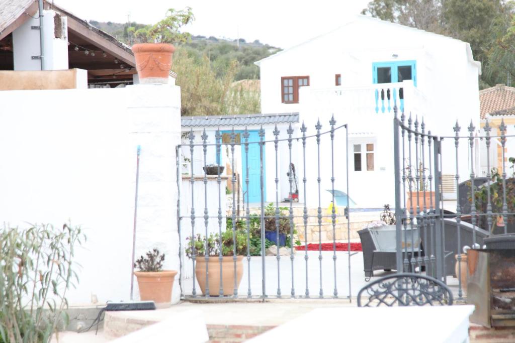 einen schmiedeeisernen Zaun vor einem Haus in der Unterkunft A treat away from home The Dragonfly Villa in Coín