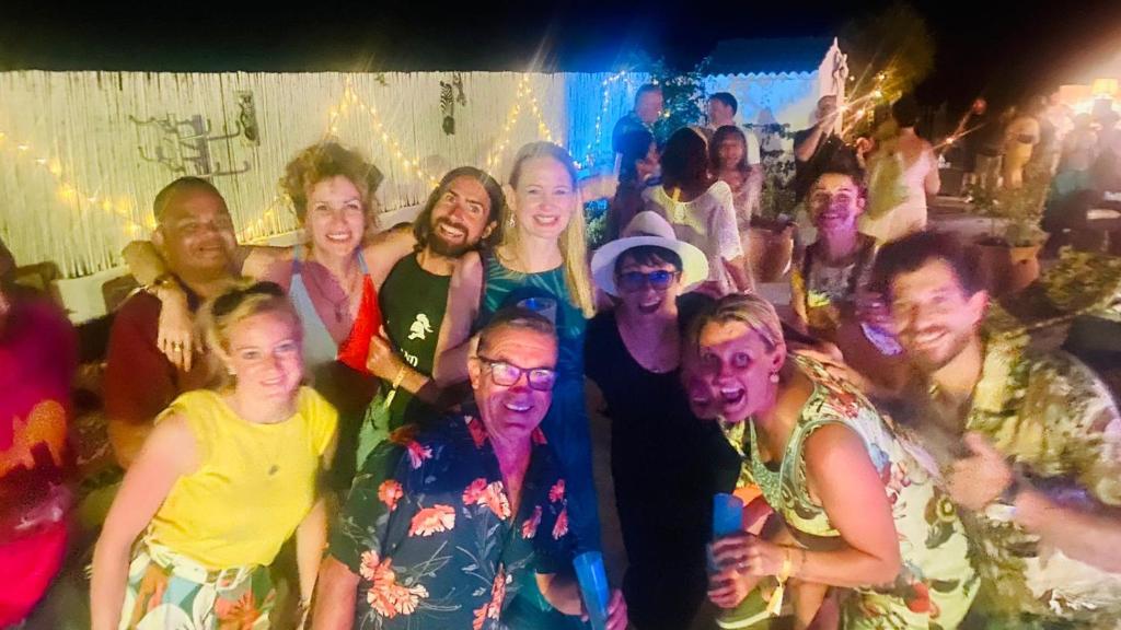 コインにあるRunWild Hen Party Pool Fun for 12の集団