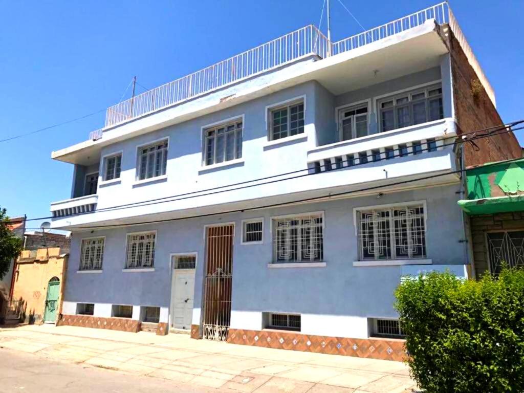 a white building with aventh floor at Hotel Fundadores Torreón in Torreón