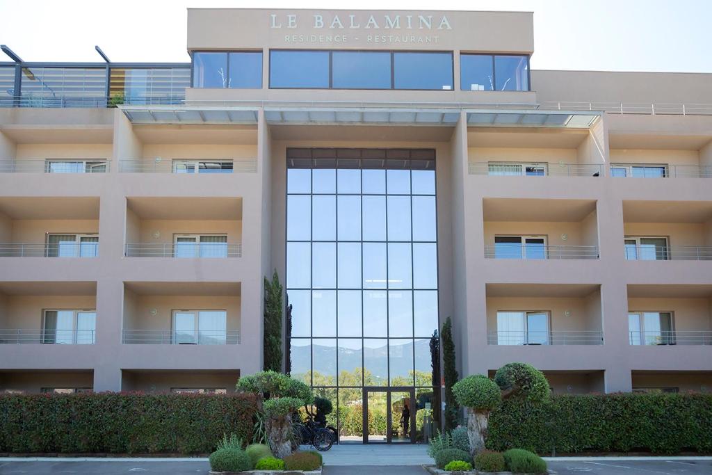 un gran edificio con una gran ventana en Le Balamina en Porto Vecchio