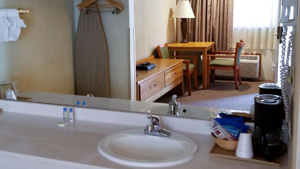 Postel nebo postele na pokoji v ubytování Magnuson Hotel Ely