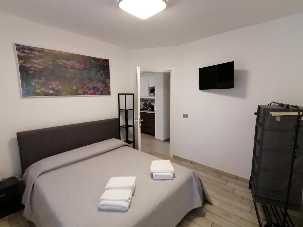 sypialnia z łóżkiem i dwoma ręcznikami na nim w obiekcie Apartment w mieście Materdomini