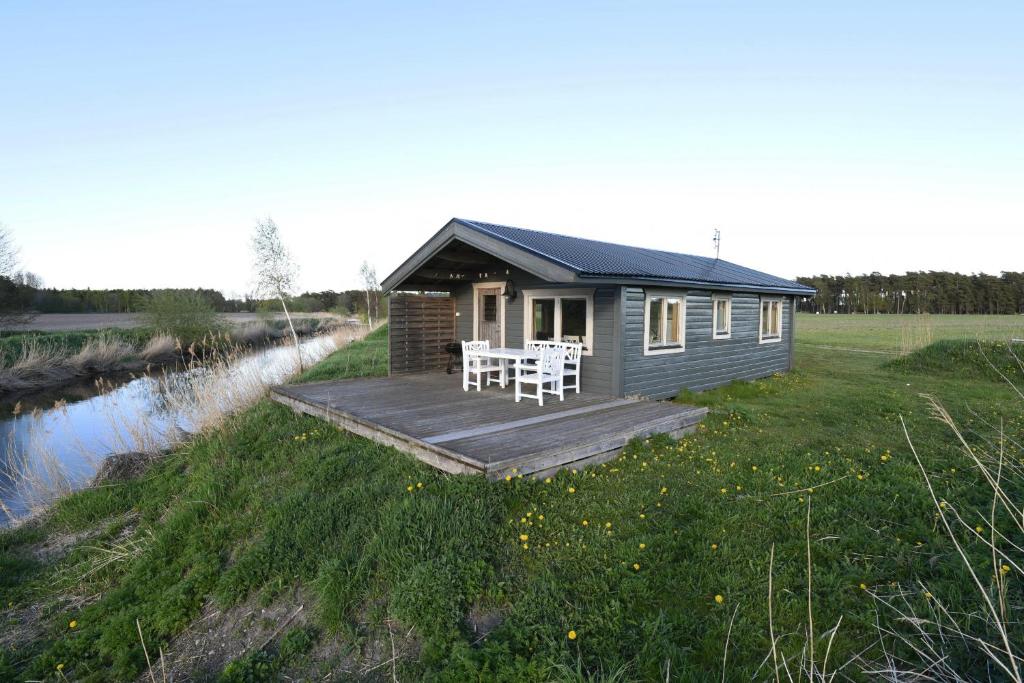 Cabaña pequeña con terraza junto a un río en Rural holiday home on Gotland en Stånga