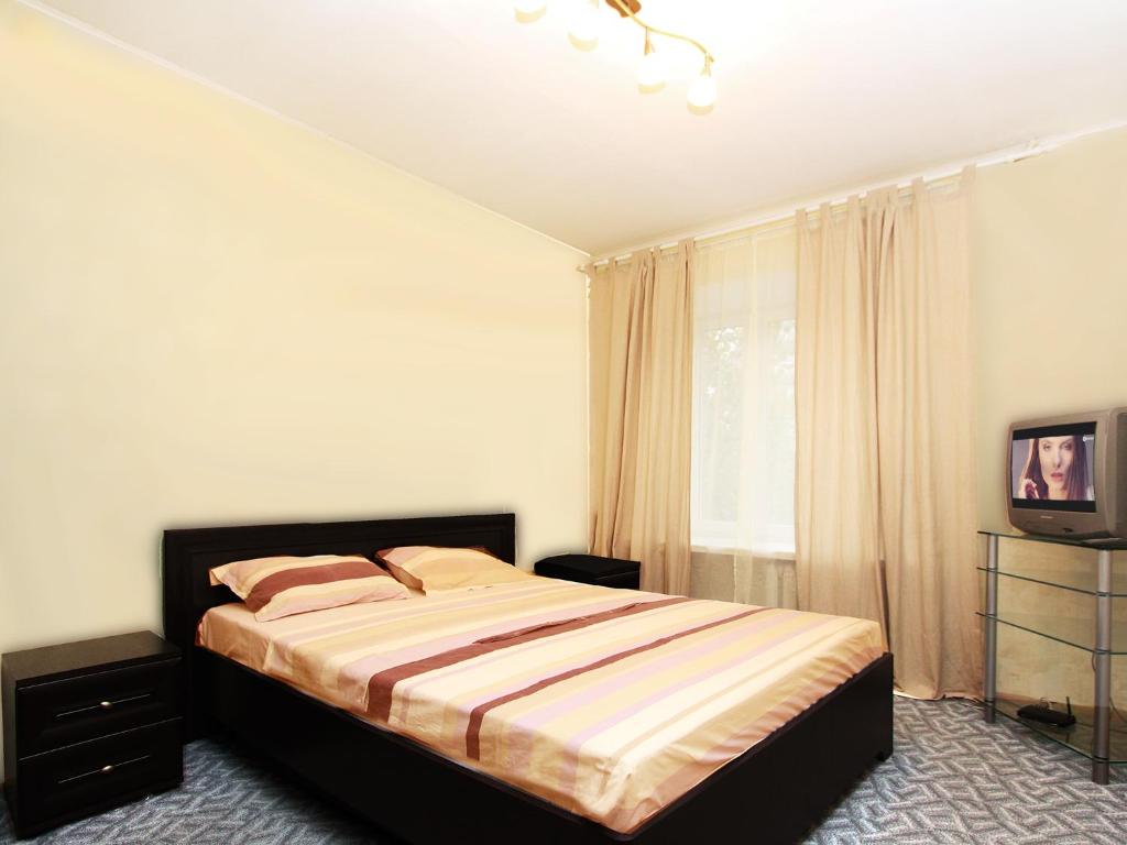 Un dormitorio con una cama grande y una ventana en ApartLux Sokolnicheskaya Two Rooms, en Moscú