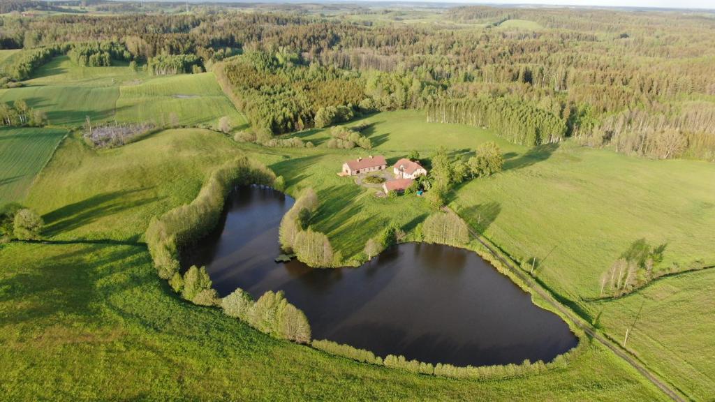 una vista aérea de una casa junto a un lago en Siedlisko Mazury, 
