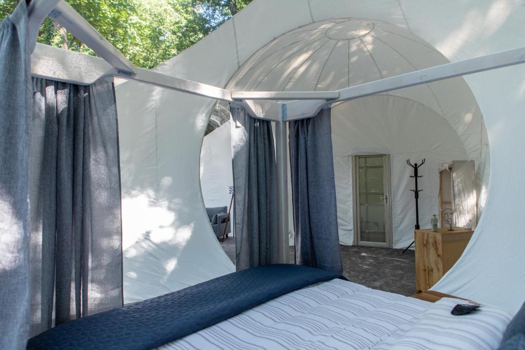 Rúm í herbergi á Nomád Glamping
