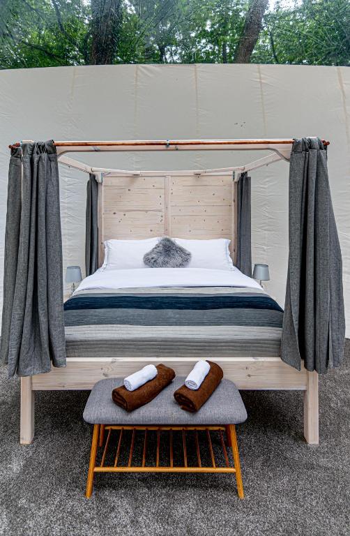 Rúm í herbergi á Nomád Glamping