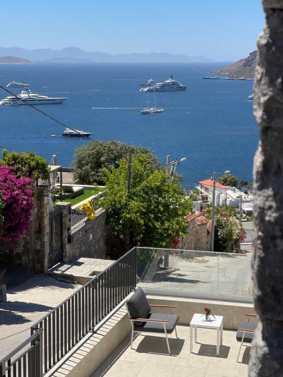 - Balcón con vistas al agua y a los barcos en Okaliptüs Suite Yalikavak, en Bodrum City