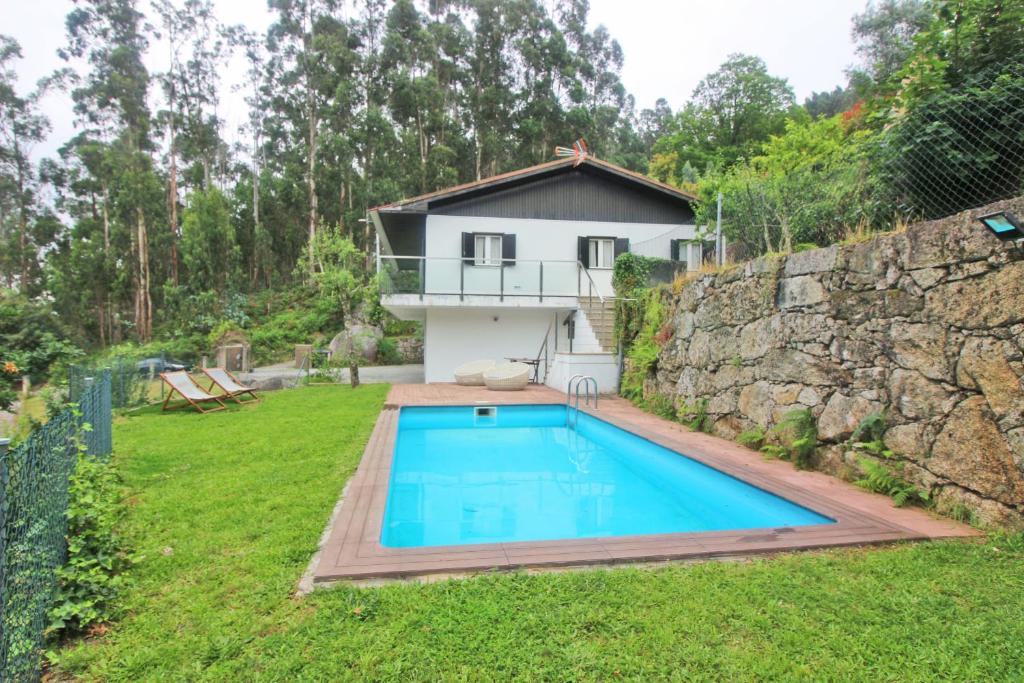 una casa con piscina en un patio en Casa da Quintã - Gerês, Vieira do Minho en Vieira do Minho