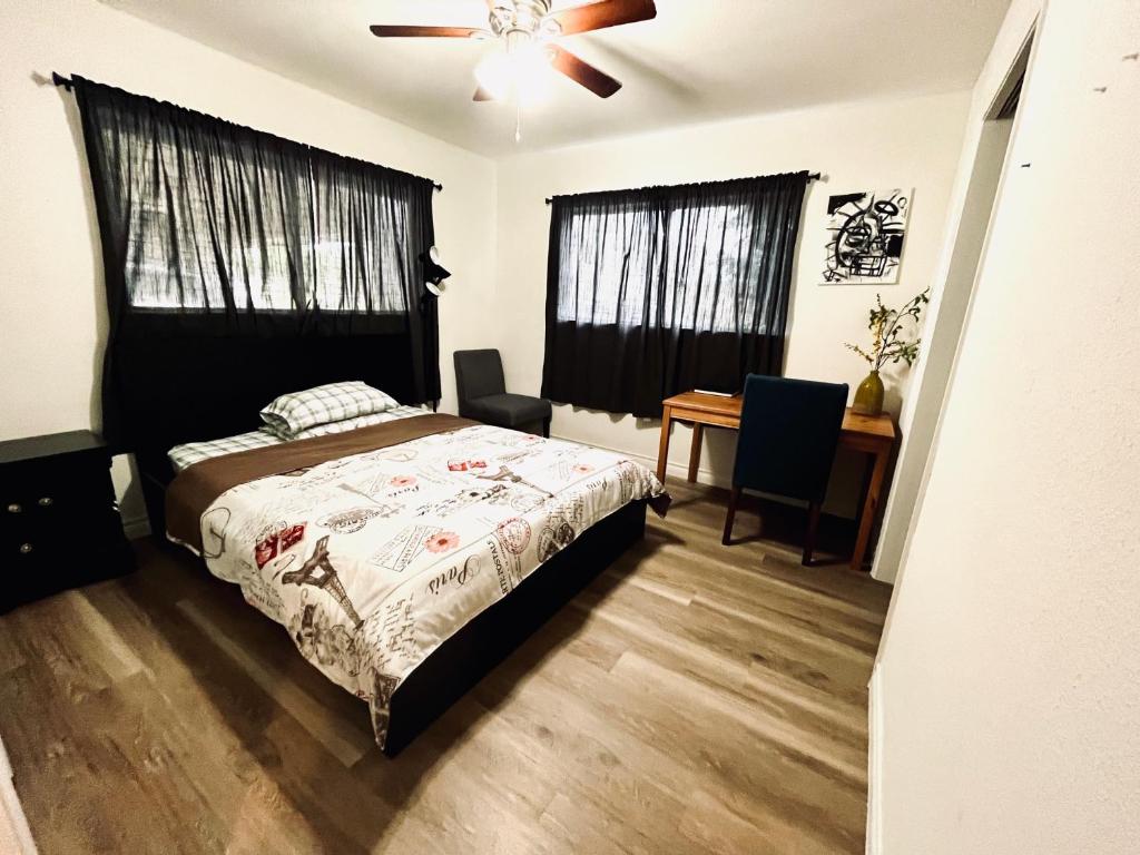 a bedroom with a bed and a ceiling fan at Cozy Private Bed & Bath near Medical Center, Galleria and DT in Houston