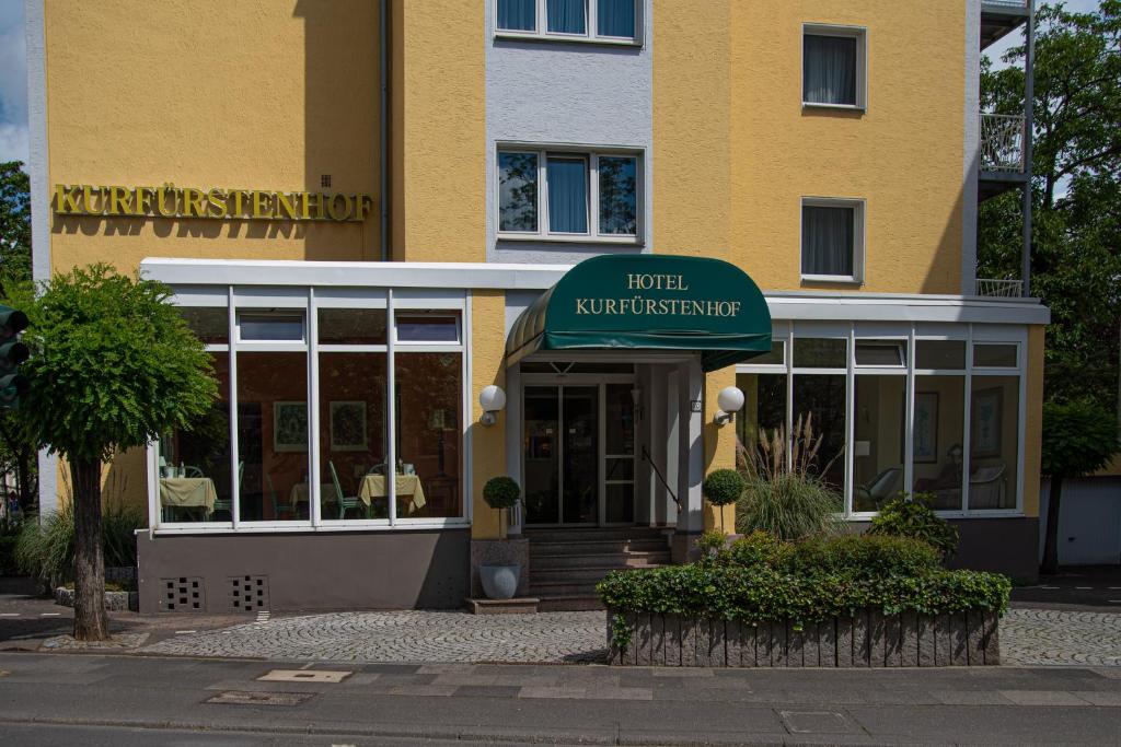 un edificio amarillo con un letrero que lee neurocuchillo del hotel en Hotel Kurfürstenhof en Bonn