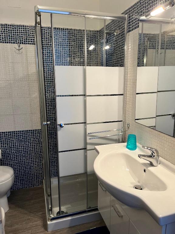 A bathroom at Le Dimore di "TOTIGGIA"