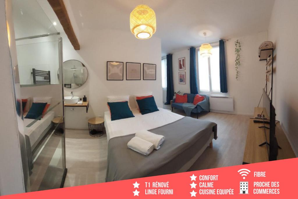 a bedroom with a large bed and a mirror at Artpink - Idéal Pros - Proche commerces - Agathor in Montluçon