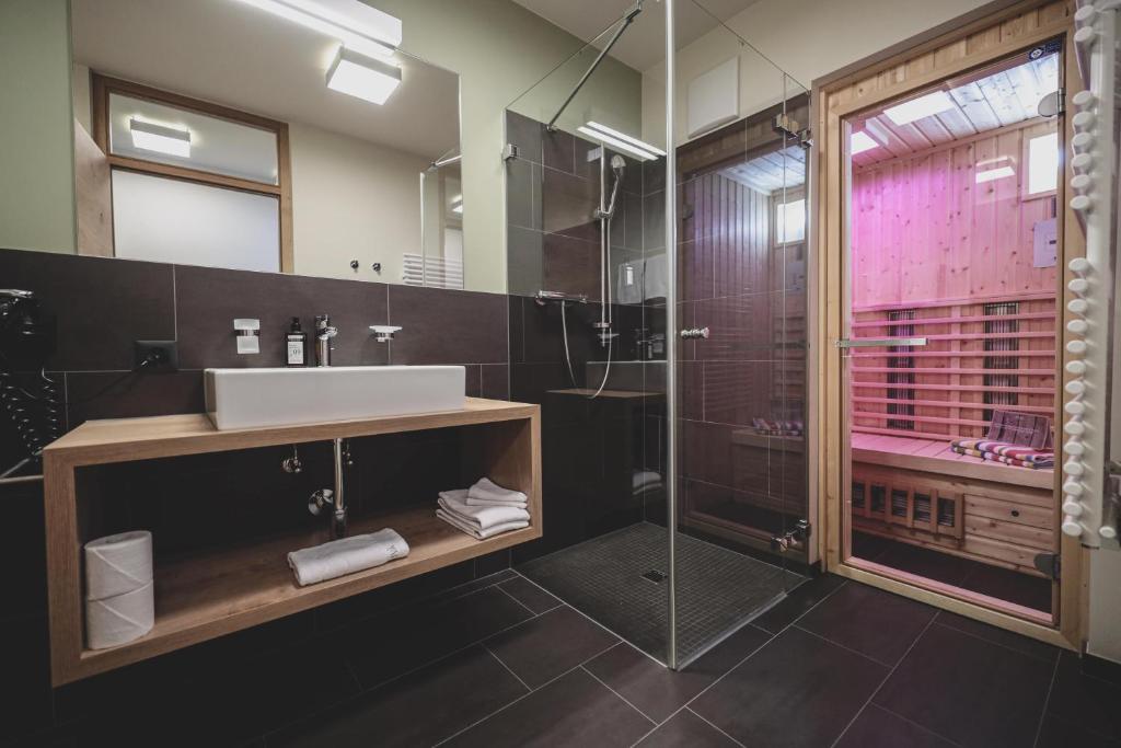 un bagno con lavandino e doccia di PRIVÀ Alpine Lodge a Lenzerheide
