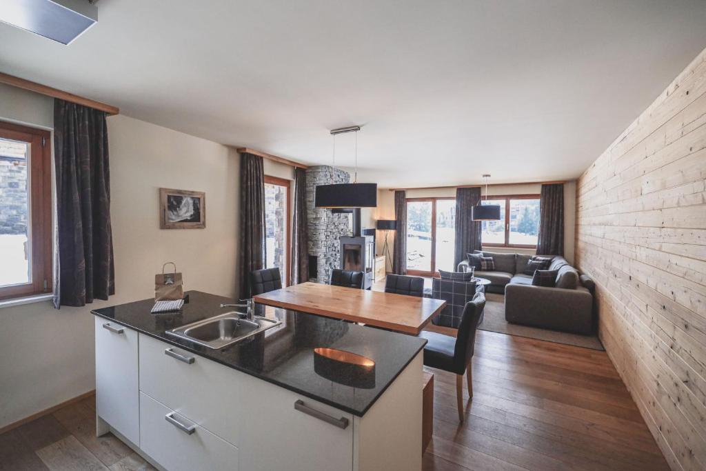 Cucina o angolo cottura di PRIVÀ Alpine Lodge
