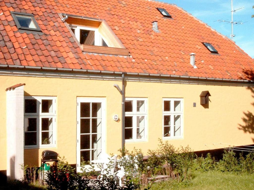 スヴァネケにある5 person holiday home in Svanekeの黄色の屋根