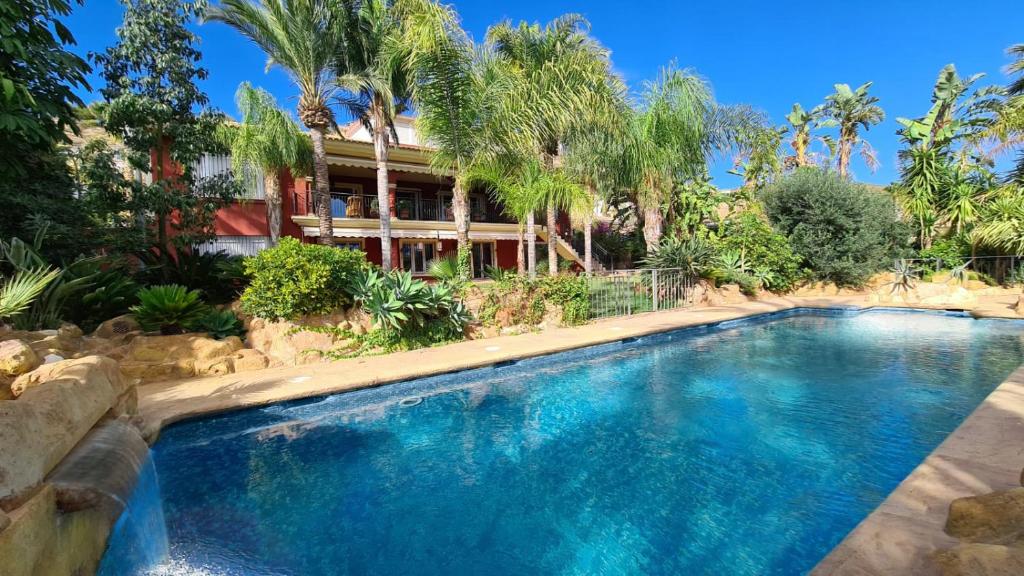 uma piscina em frente a uma casa em 10 Bedroom 5 Star Luxury Villa & Heated Pool for 5 to 30 Guests near Alicante em Mutxamel