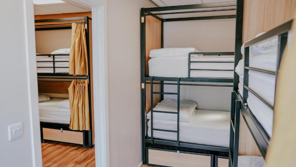 Postel nebo postele na pokoji v ubytování Garden Lane Backpackers
