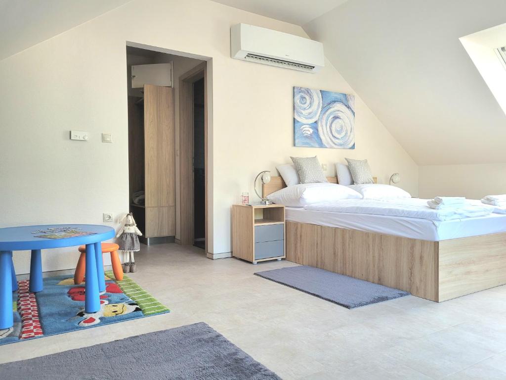A bed or beds in a room at Silver Lodge Vendégház Egerszalók