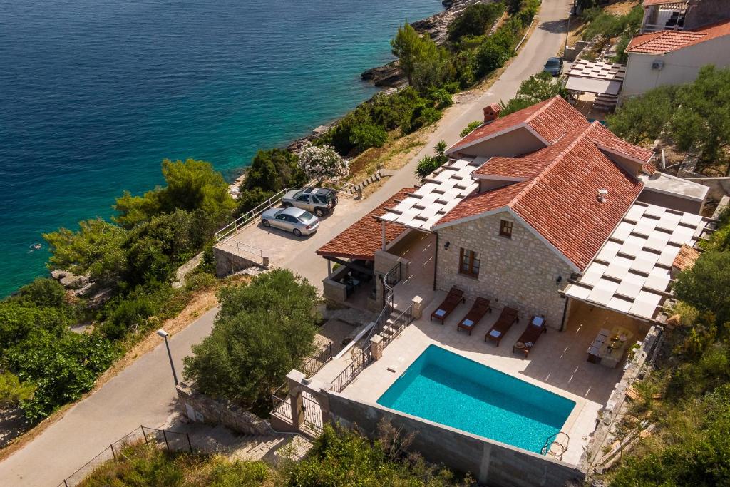 Bazén v ubytovaní Seafront Villa Endless View alebo v jeho blízkosti