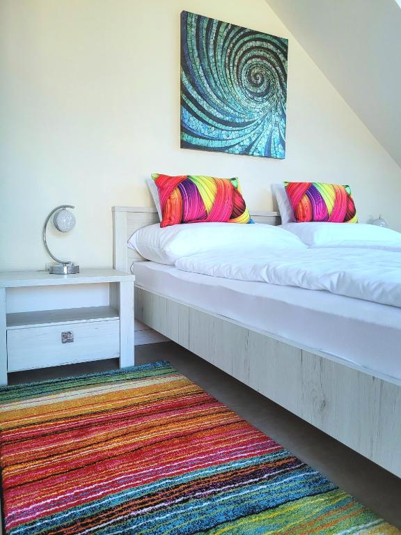A bed or beds in a room at Silver Lodge Vendégház Egerszalók