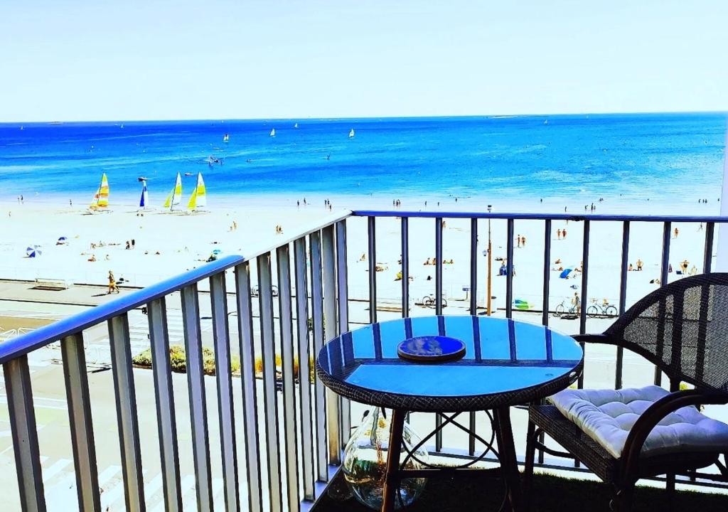 une table sur un balcon avec vue sur la plage dans l'établissement Loueurdappart - Studio Cosy, Très jolie Vue Mer, Tout à pied à la Baule, à La Baule
