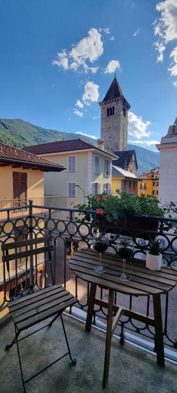a table and bench on a balcony with a building at Appartamento Victoria in Cannobio