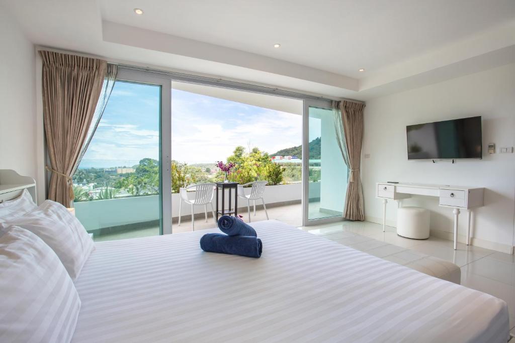 Ένα ή περισσότερα κρεβάτια σε δωμάτιο στο Kata SeaView Apartment 0910