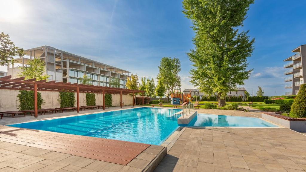 una imagen de una piscina en un complejo de apartamentos en Admiral Luxury III Apartman By BLTN en Siófok