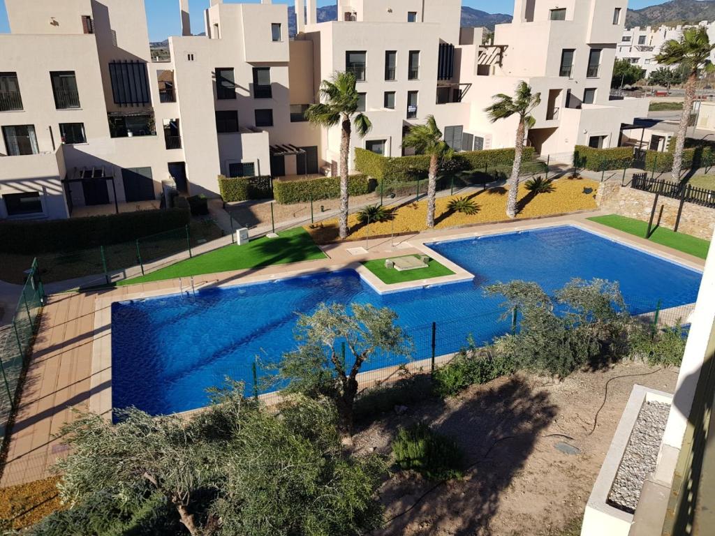 uma vista superior de uma piscina em frente a um edifício em Corvera Golf Holiday Home em Múrcia