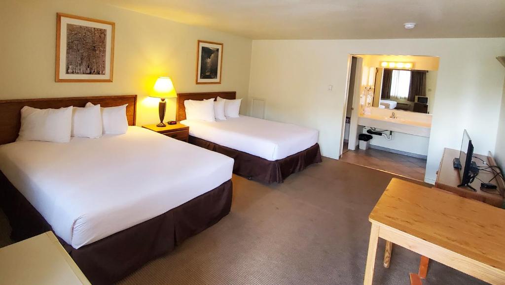 Postel nebo postele na pokoji v ubytování Magnuson Hotel Ely