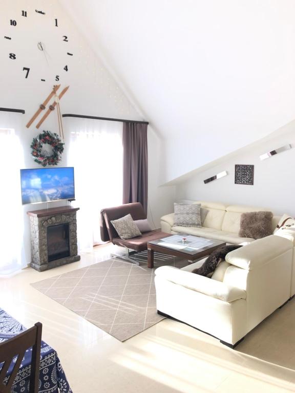 TV a/nebo společenská místnost v ubytování Happy Holidays Apartments in New Gudauri