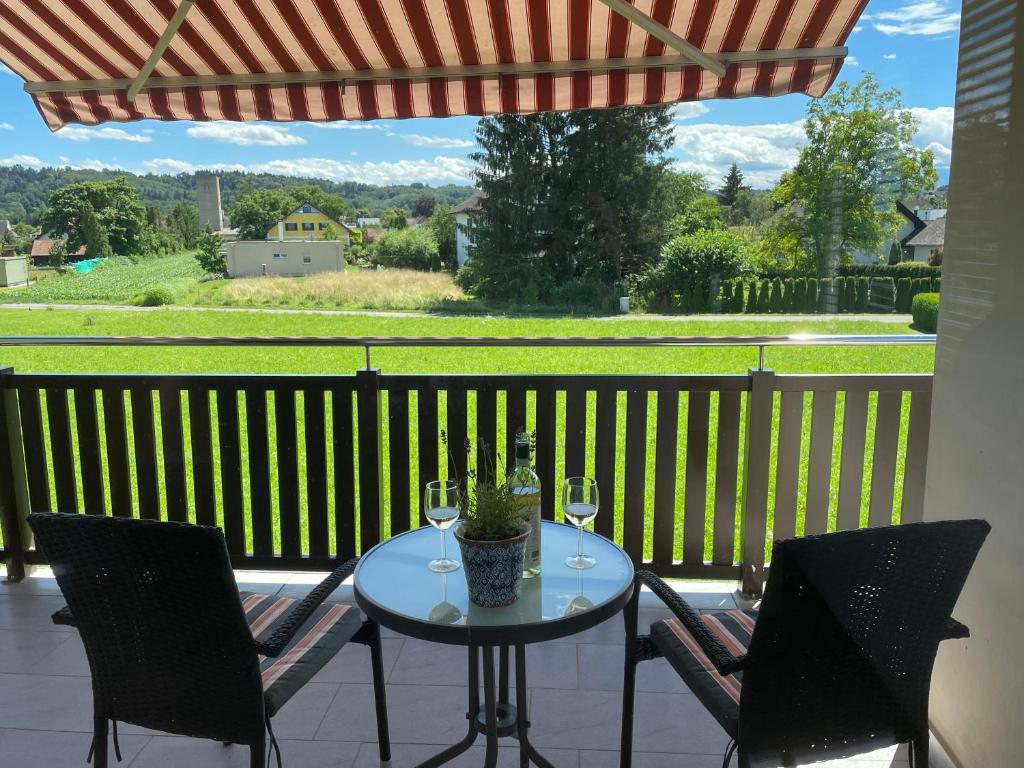 einen Tisch mit zwei Gläsern Wein auf dem Balkon in der Unterkunft Ferienwohnung Eva in Mureck