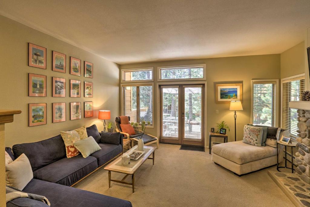 Χώρος καθιστικού στο Corner-Unit Condo with Grill Walk to Lake Tahoe!