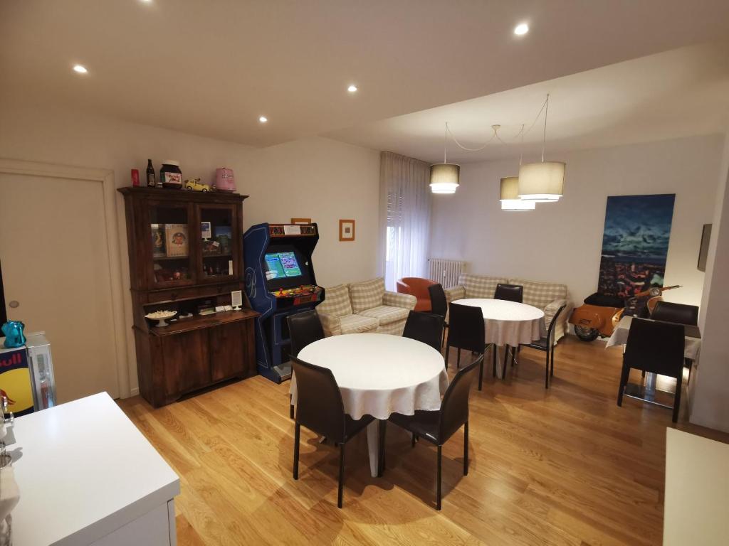una sala de estar con 2 mesas y un videojuego en B&B Fralillo, en Verona