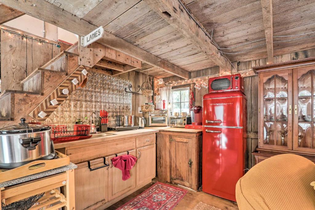 Ferienhaus Cozy Cape Cod Carriage House about 1 Mi to Beach (USA