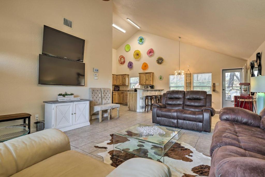 ein Wohnzimmer mit Sofa und Tisch in der Unterkunft Pet-Friendly Home with Deck 1 Mi to Canyon Lake Fun in Canyon Lake