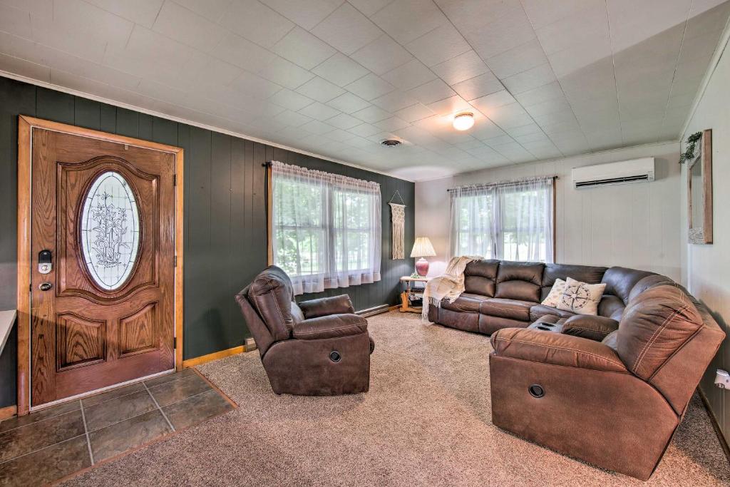 sala de estar con sofá, sillas y puerta en Peaceful Belleville Retreat with Farm Views! en Belleville