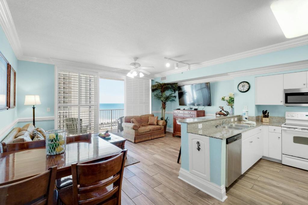 een open keuken en een woonkamer met een tafel en stoelen bij Shores of Panama 908 in Panama City Beach