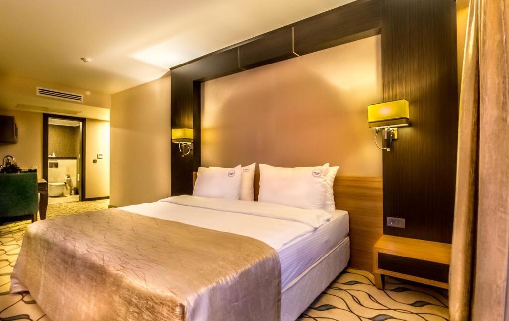 Postel nebo postele na pokoji v ubytování Lozengrad Hotel
