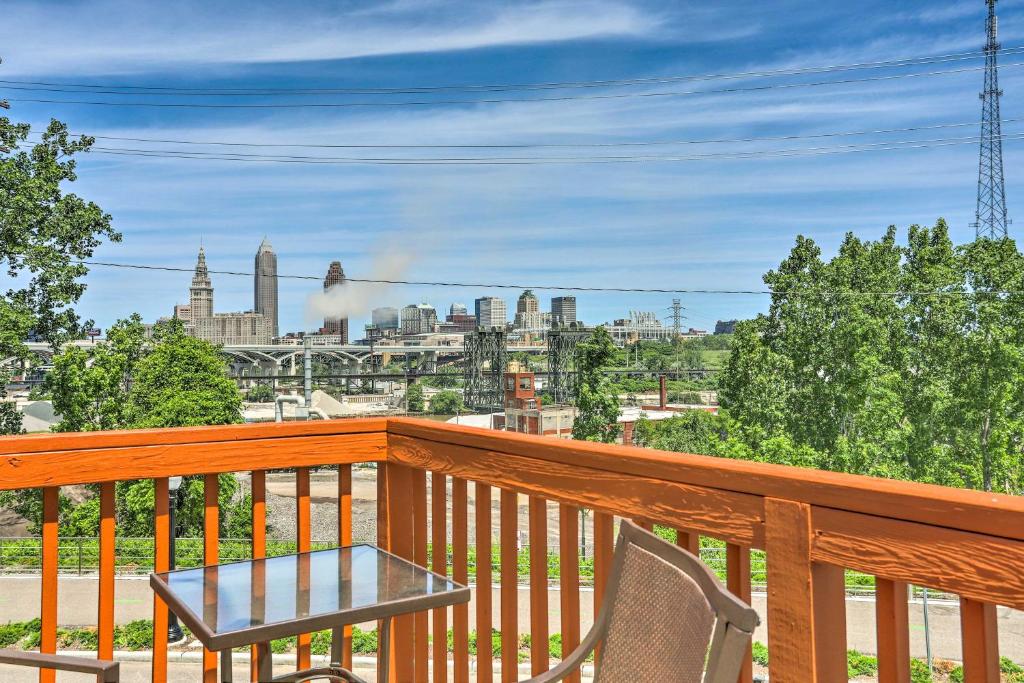- Balcón con mesa y sillas y vistas a la ciudad en Central Cleveland Gem with Direct Skyline View!, en Cleveland