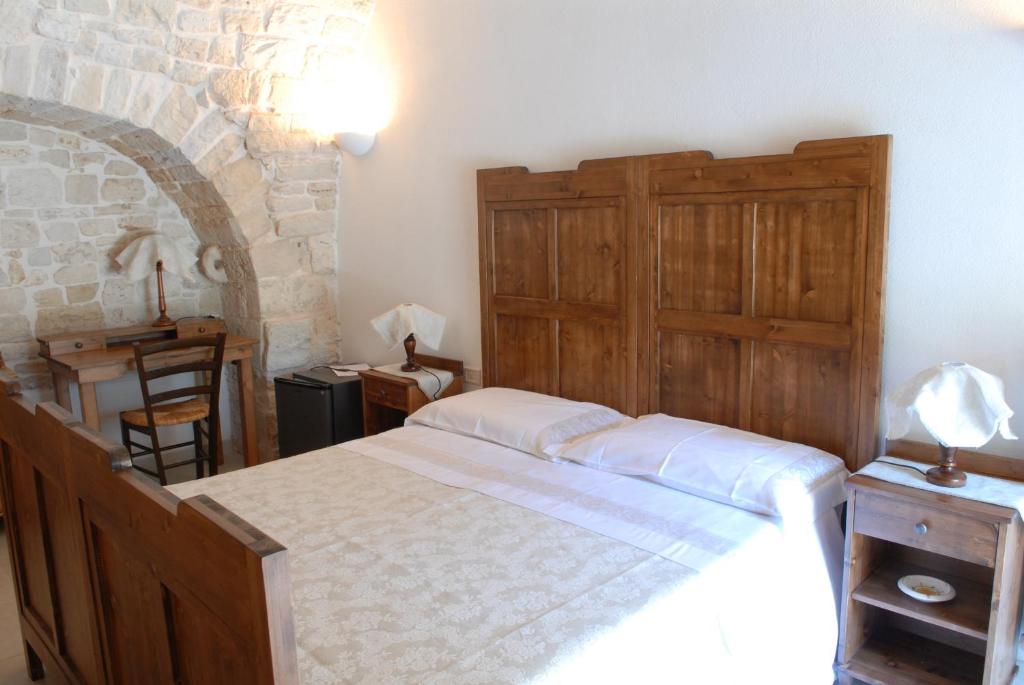 ジョーイア・デル・コッレにあるB&B Parco del Lamioneの石壁のベッドルーム1室(ベッド1台付)