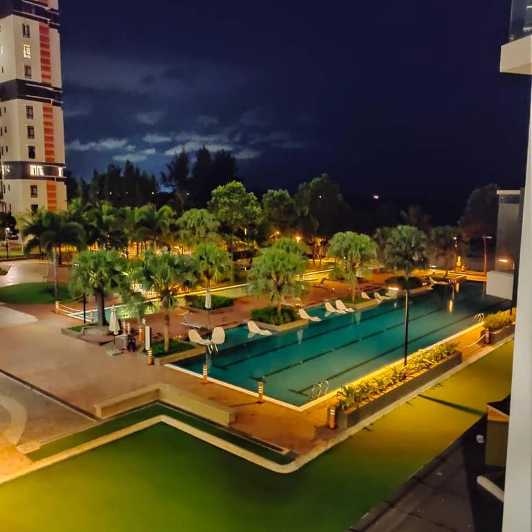 Bazén v ubytování PUTEH Timurbay Beachfront Private SEA view Suite Kuantan nebo v jeho okolí