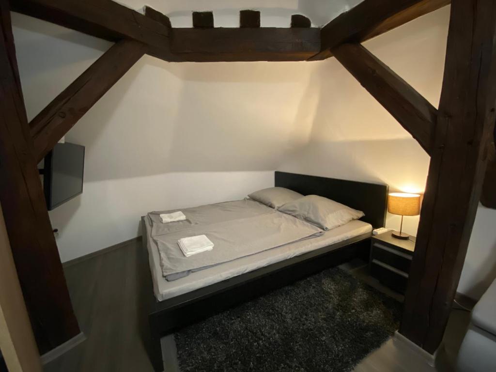 a small bedroom with a bed in a attic at Bristol Apartment in Baja