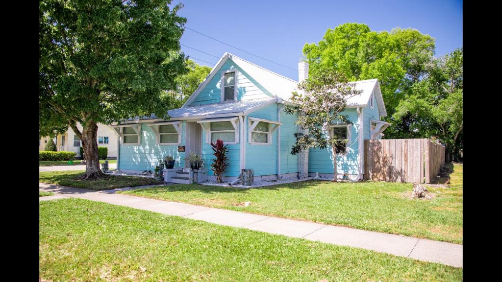 una casa azul con una valla en un patio en Family Home w Private Pool Yard Only 24 Mi to Disney, en Saint Cloud