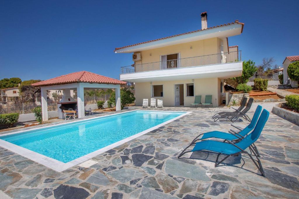 eine Villa mit einem Pool und einem Haus in der Unterkunft Villa with Private S Pool-Theologos by GHH in Theológos